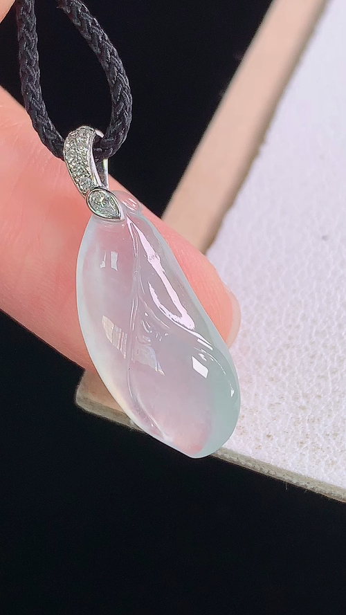 ️18K冰种玉兰花吊坠，无裂，尺寸:25.1-20.4-9.0-5.6mm 29