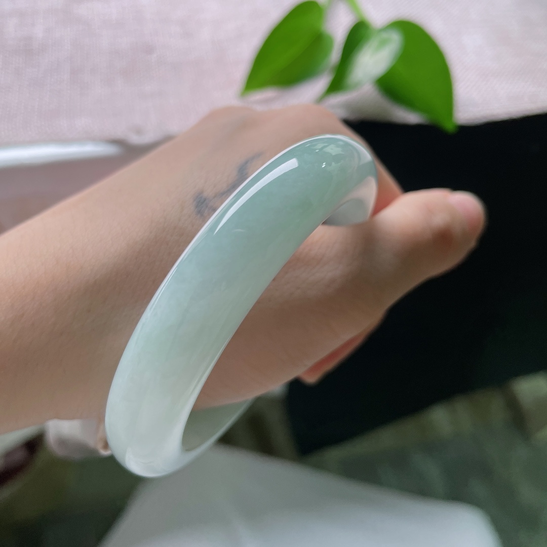 55.8/12.4/8.9，蓝底正圈，无裂，盈盈湖色凝于玉璧，冰质莹润通透，色调清逸恬淡，藏中式含蓄悠远浪漫韵味。ss59510a