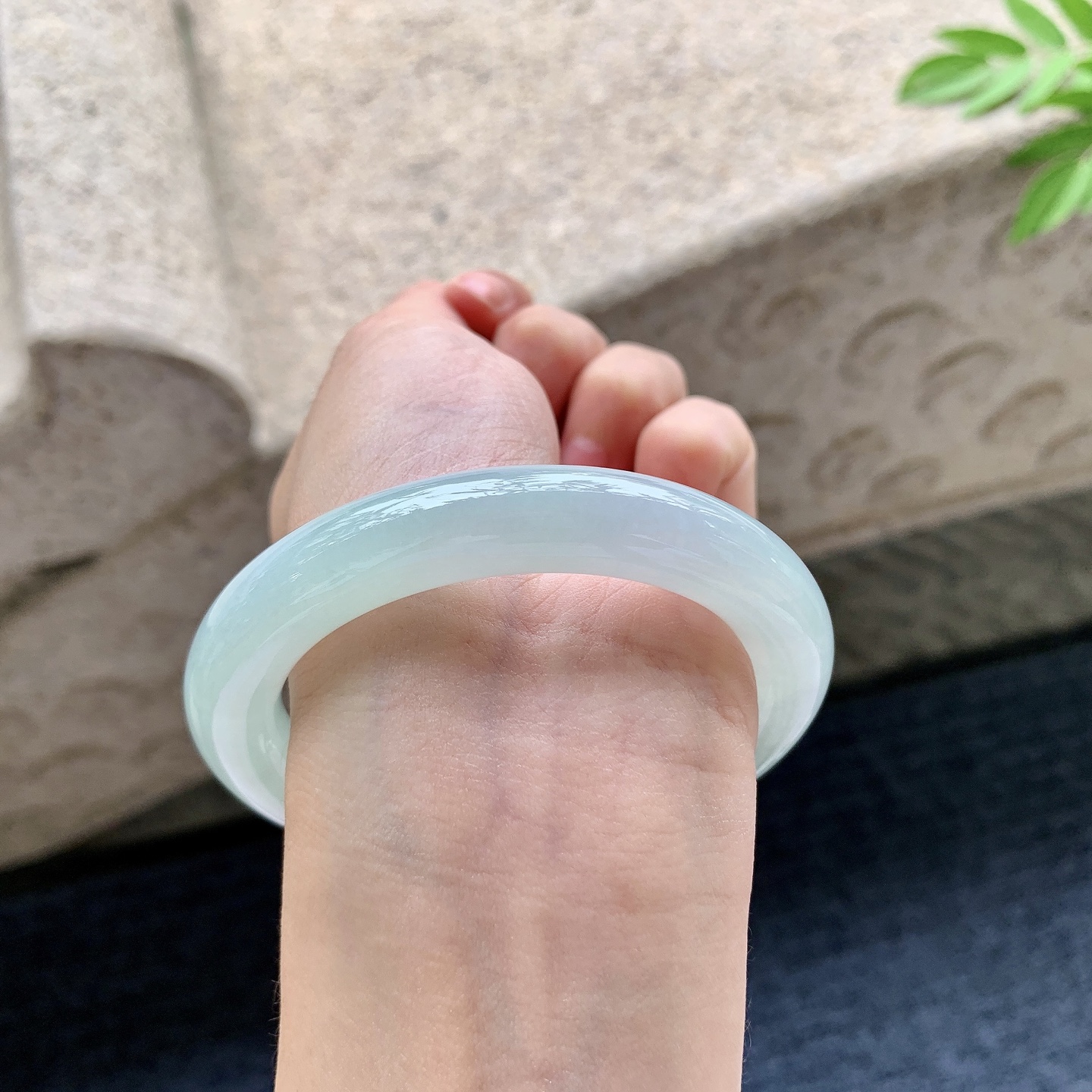 圆条54 55 圈口55.6/10.7/10.7 编码QX092414 糯冰晴绿，水润，种老，细腻，无裂