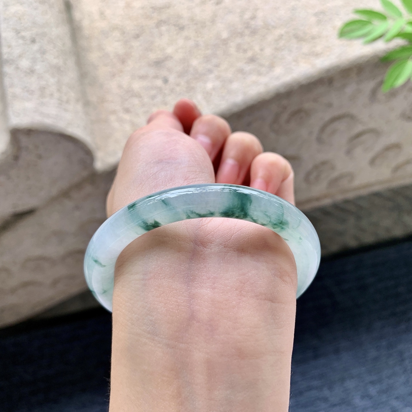 圆条52 53 圈口53.8/8.5/8.7 编码DW092450 冰糯飘花，水润，种老，细腻，打灯有絮线