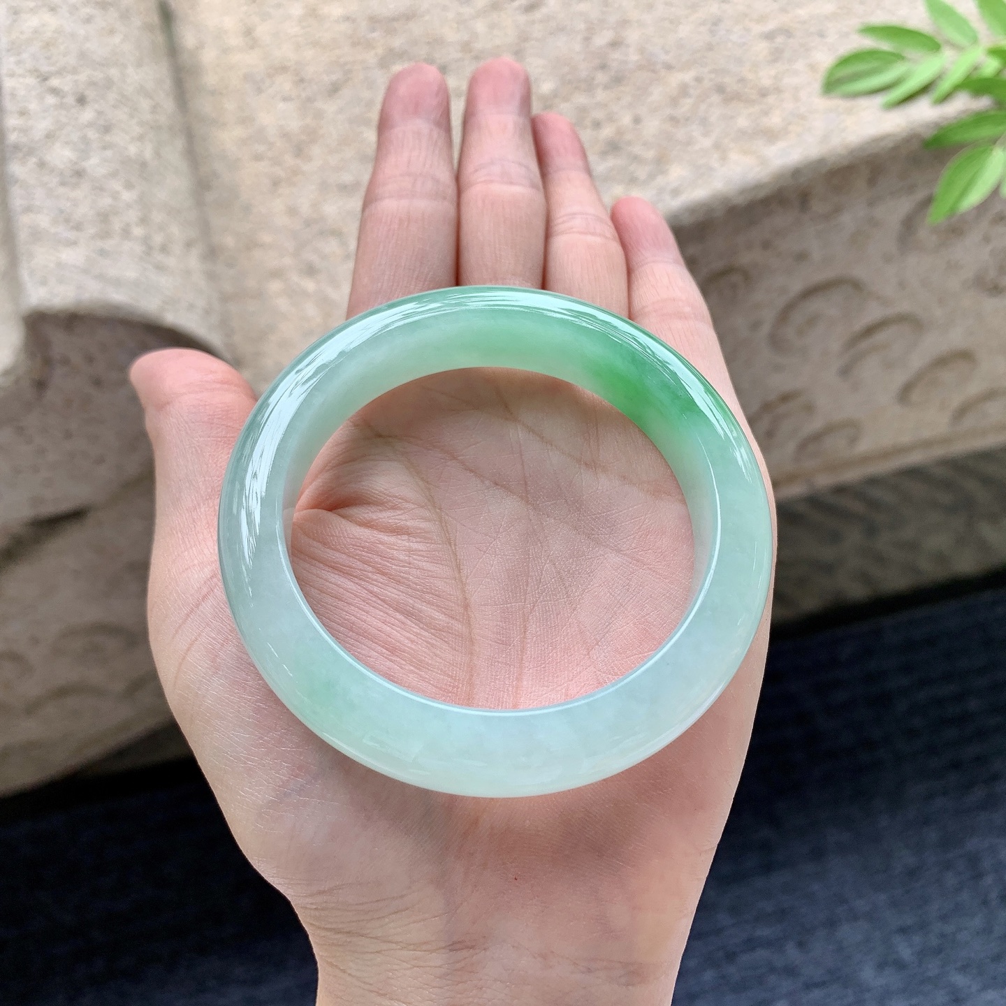 正圈54 55 圈口55/12.7/8.8 编码G7092436 冰糯飘阳绿，水润，种老，细腻，无裂