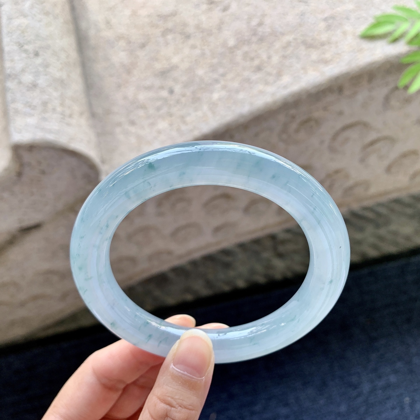 圆条59 60 圈口60.4/10.7/11.1 编码C5092114 冰糯蓝底飘花，水润，种老，细腻，打灯有絮线