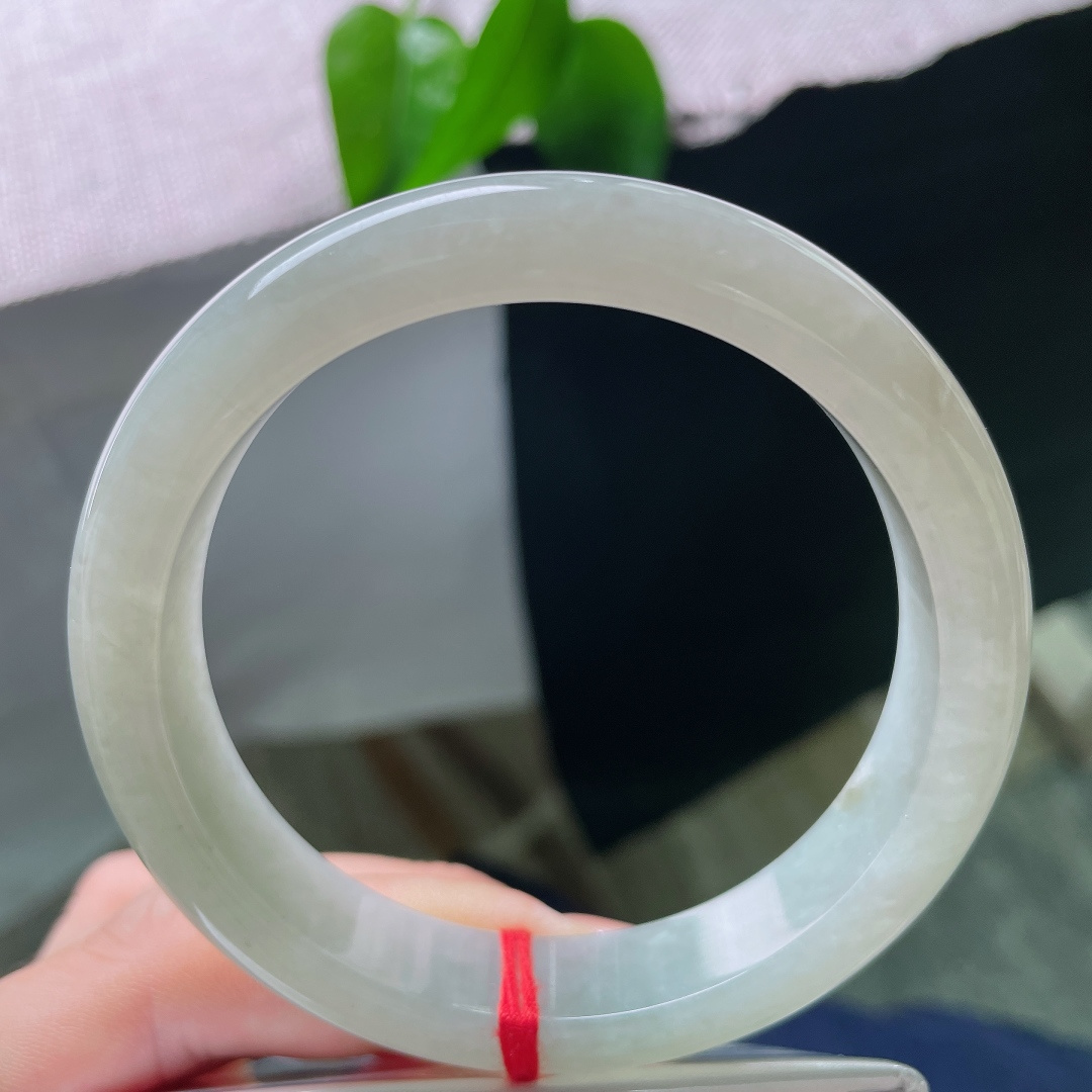 58.6/12.6/8.8，绿底正圈，有纹，玉质细腻温润，水头温润透亮，镯身泛着淡淡的柔光，触感温润