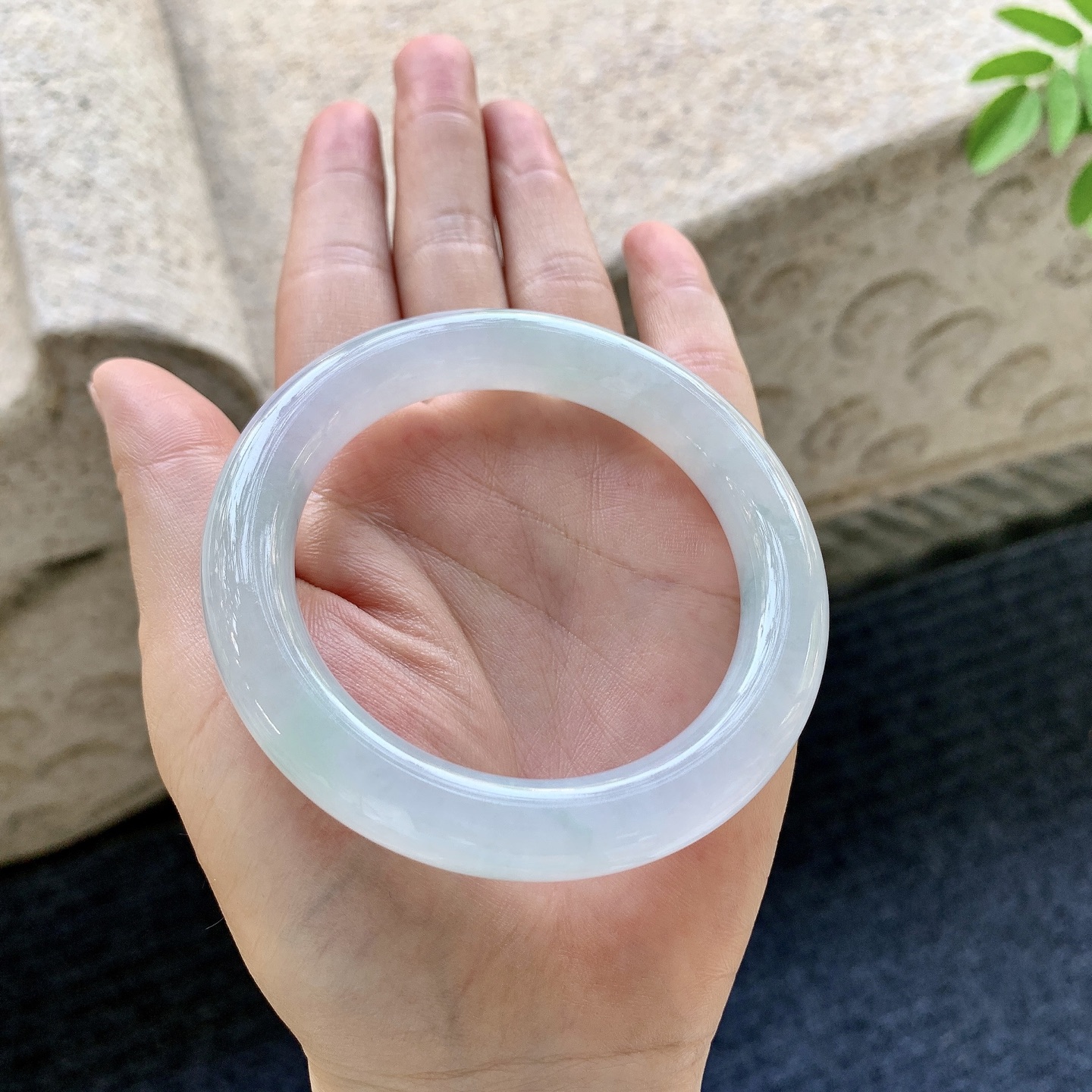 圆条54 55 圈口55/10.7/10.5 编码AD092010 糯冰淡紫底飘绿，水润，种老，细腻，打灯有棉纹