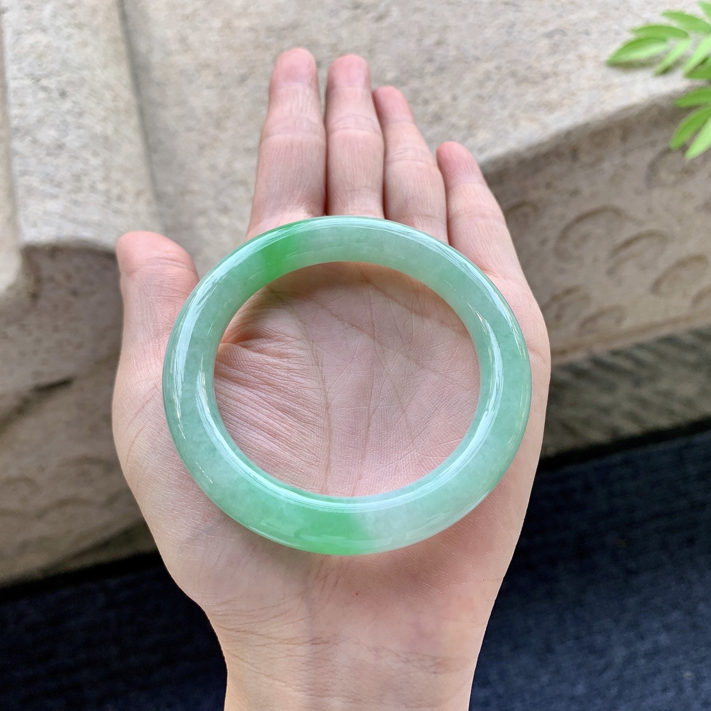 圆条50 51 圈口51.3/9.3/9.5 编码A1092119 飘绿，水润，种老，细腻，无裂