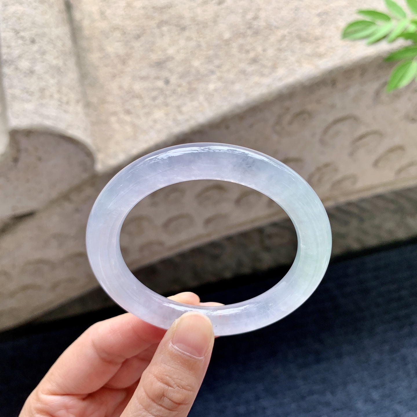 圆条50 51 圈口51.7/9/9.2 编码DZ092404 冰糯春带彩，水润，种老，细腻，打灯有纹线