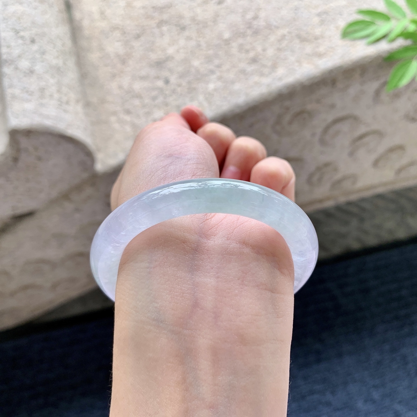 圆条50 51 圈口51.7/9/9.2 编码DZ092404 冰糯春带彩，水润，种老，细腻，打灯有纹线