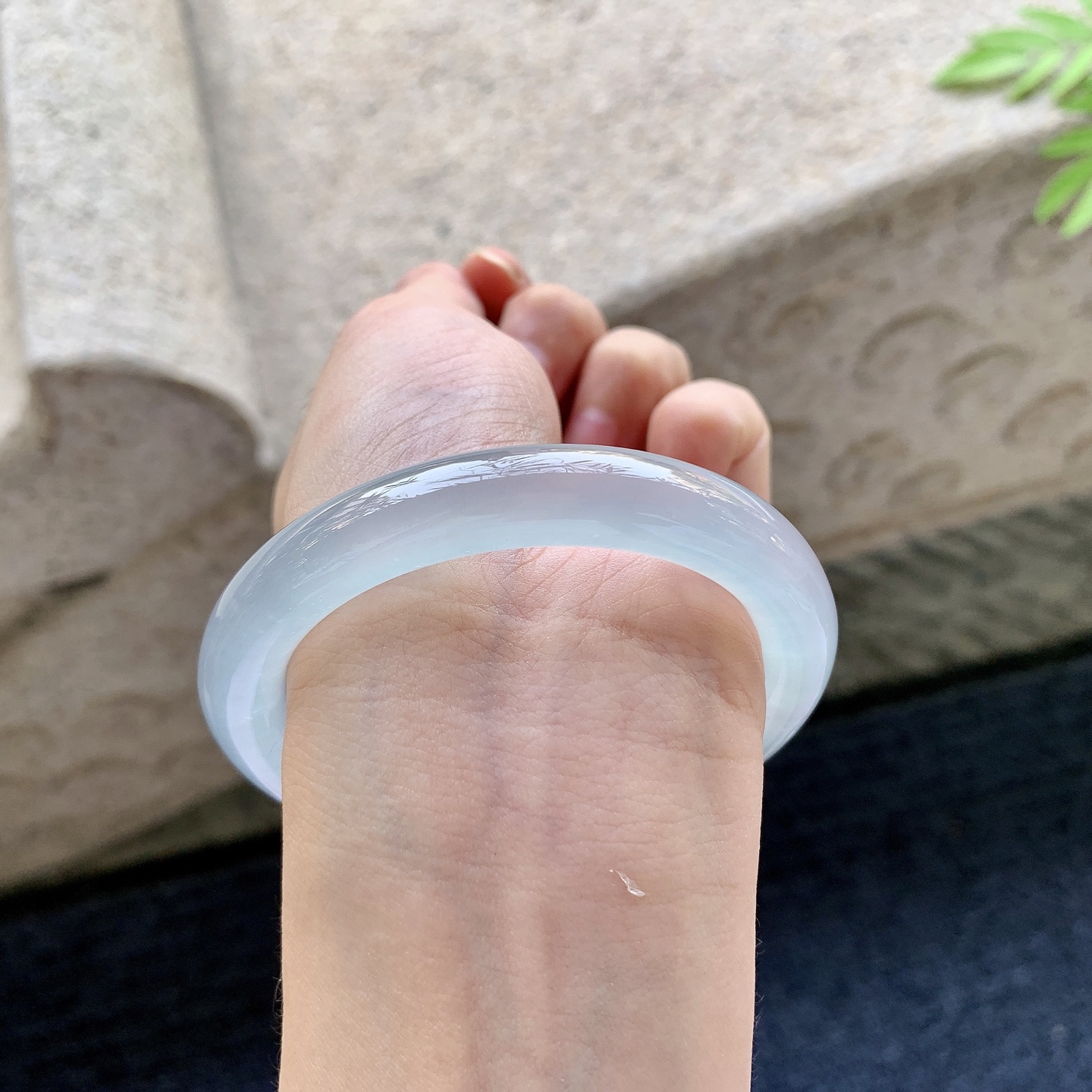 圆条54 55 圈口55/9.5/9.3 编码QX092110 描述冰种，起光，清透，水润，种老，细腻，打灯有棉线