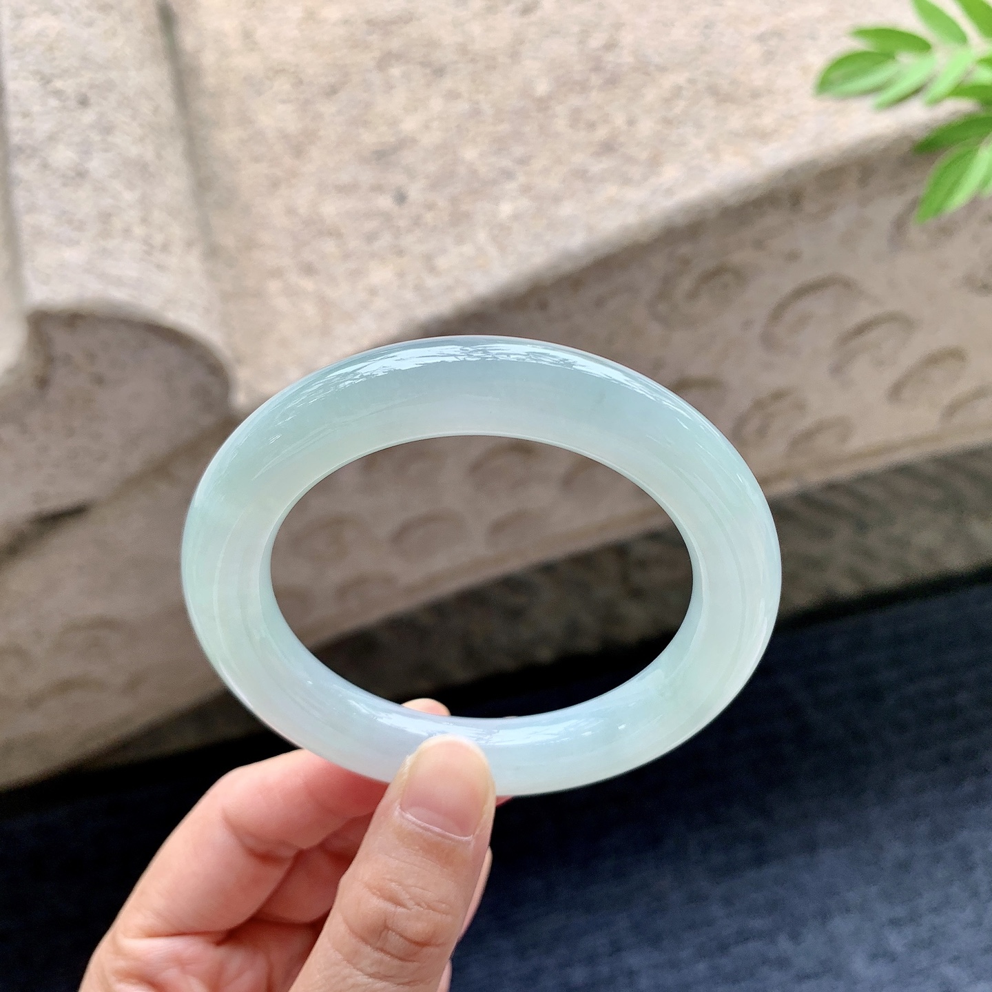 圆条54 55 圈口55.6/10.7/10.7 编码QX092414 糯冰晴绿，水润，种老，细腻，无裂