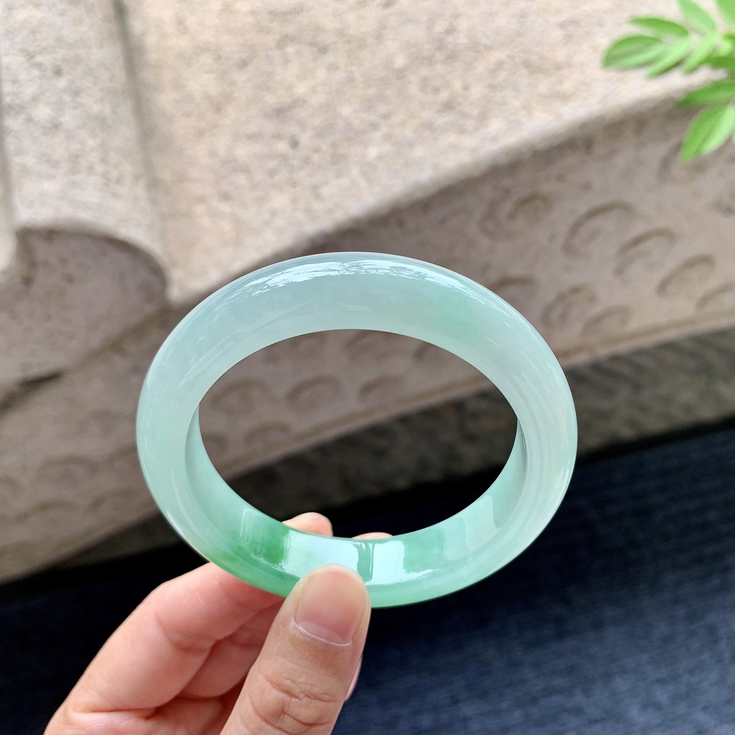 正圈54 55 圈口55/12.7/8.8 编码G7092436 冰糯飘阳绿，水润，种老，细腻，无裂