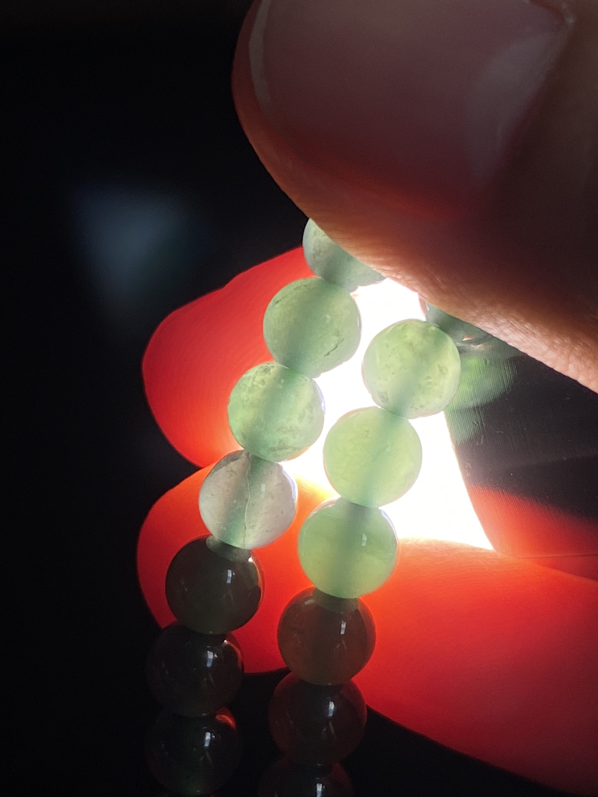 翡翠项链，颜色漂亮，底子通透，可以做项链，也可以做三圈手链，非常漂亮