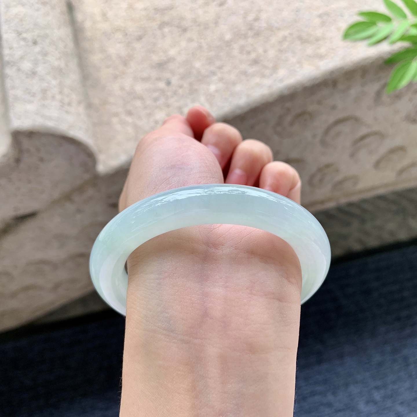 圆条54 55 圈口55.6/10.7/10.7 编码QX092414 糯冰晴绿，水润，种老，细腻，无裂