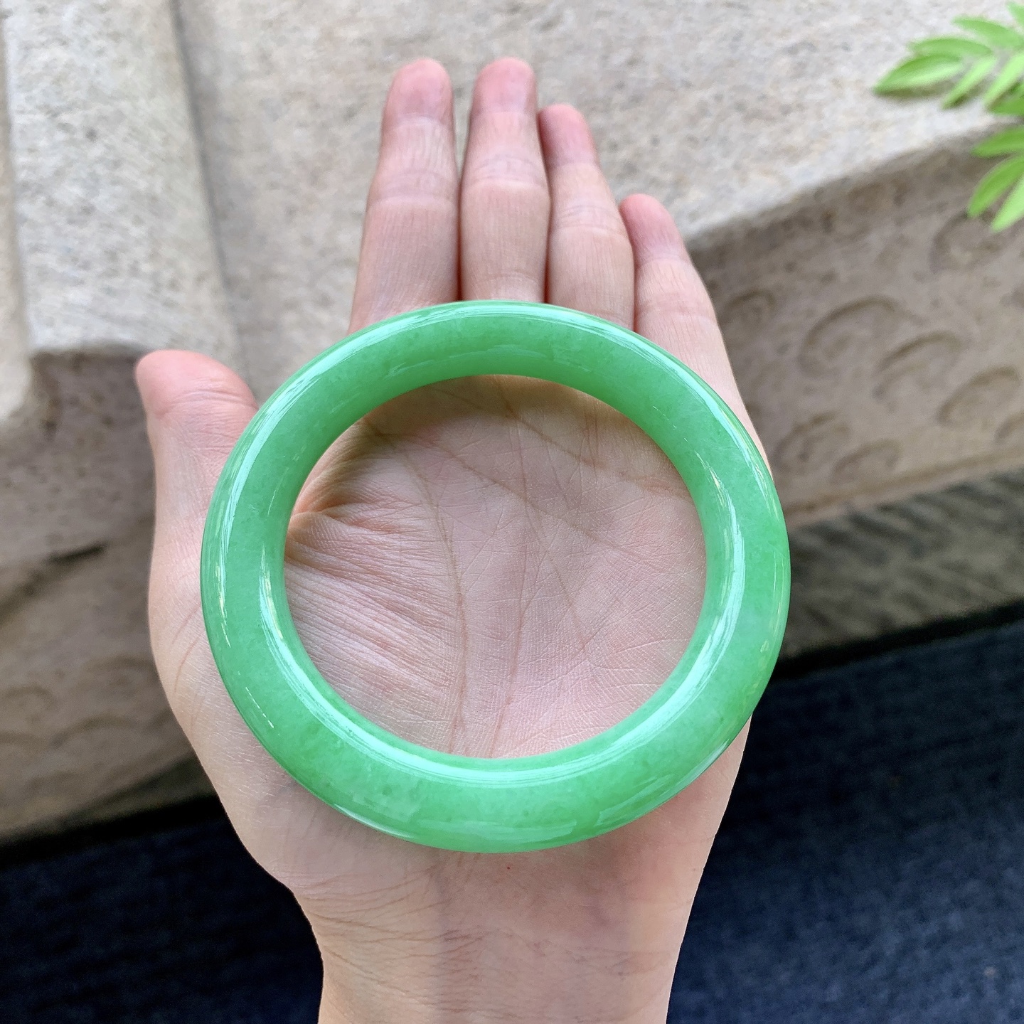 圆条55 56 圈口56.1/10.7/10.7 编码A1092118 阳绿，满绿，水润，种老，细腻