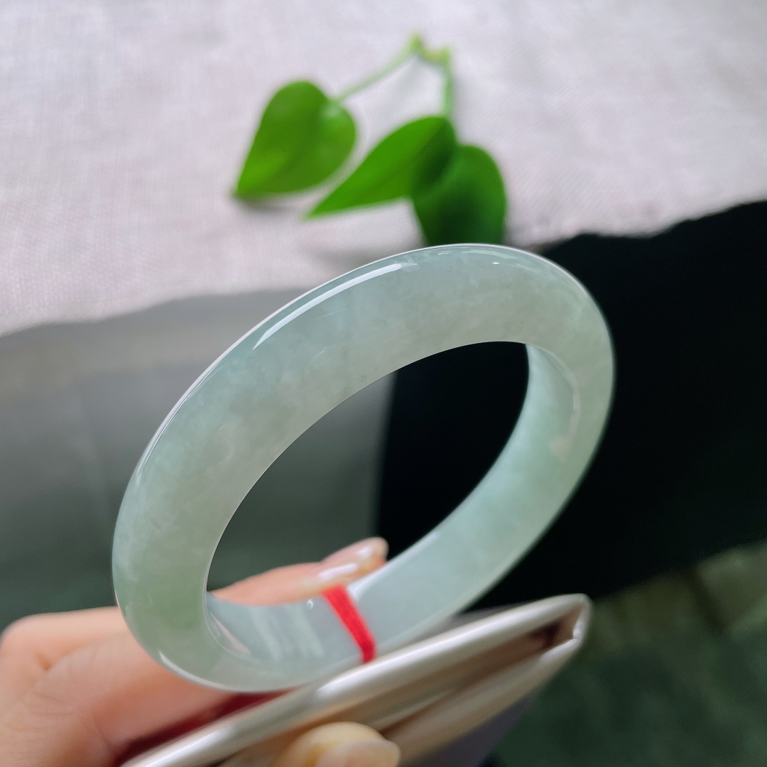 55.6/12/8.9，绿底正圈，棉线，清冷柔和的底色十分衬肤，不挑年龄，日常通勤、休闲穿搭都能够轻松驾驭。ss57771a