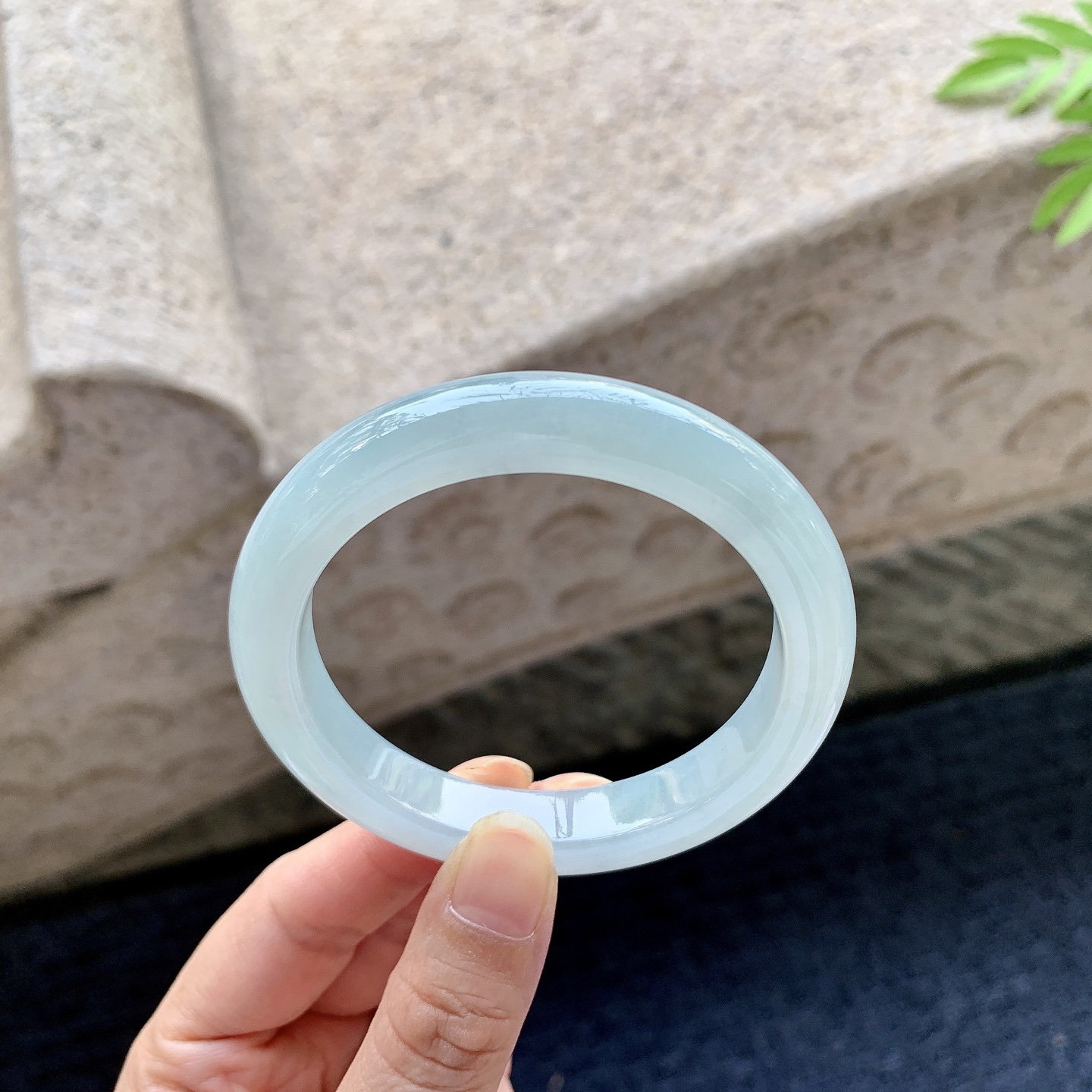 正圈53 54 圈口54.6/10.4/8.4 编码DZ092116 糯冰底色，水润，种老，细腻，无裂