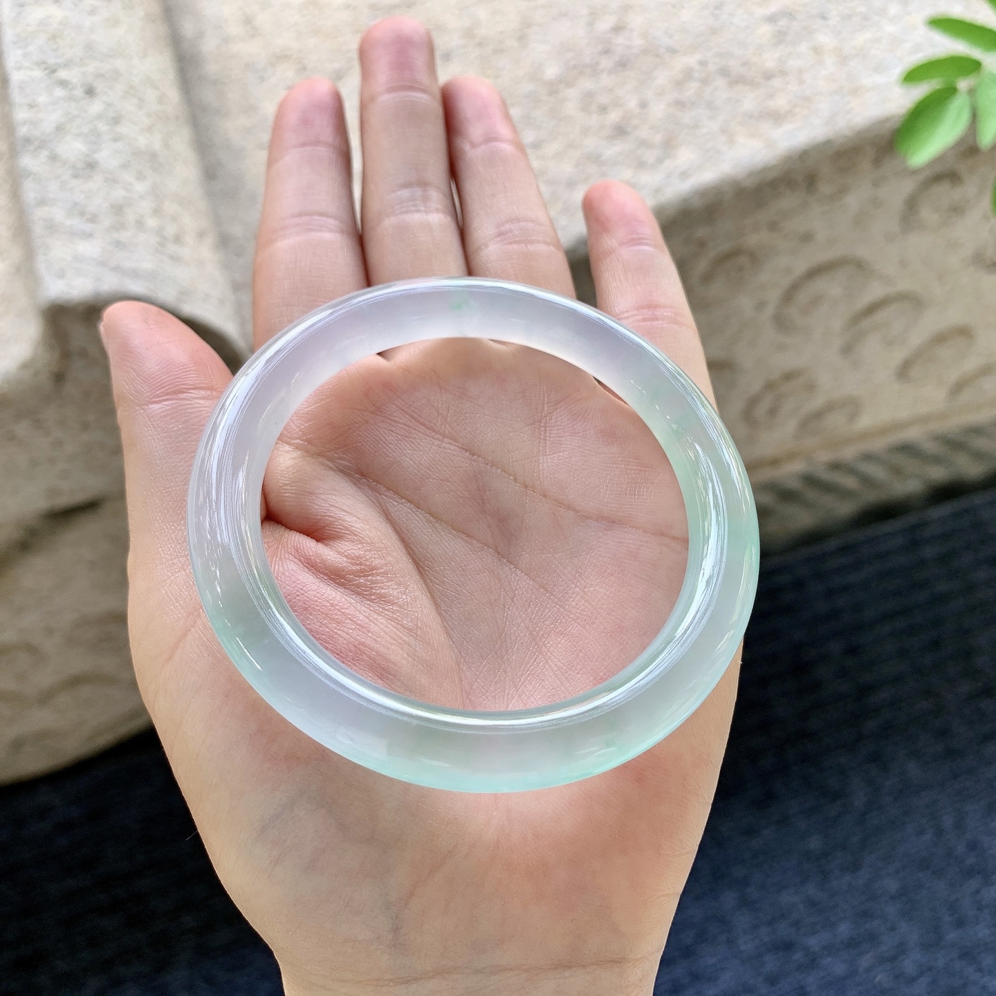 圆条56 57 圈口57/9/9 编码TR092028 冰种晴绿，起光，清透，水润，种老，细腻，打灯有纹线