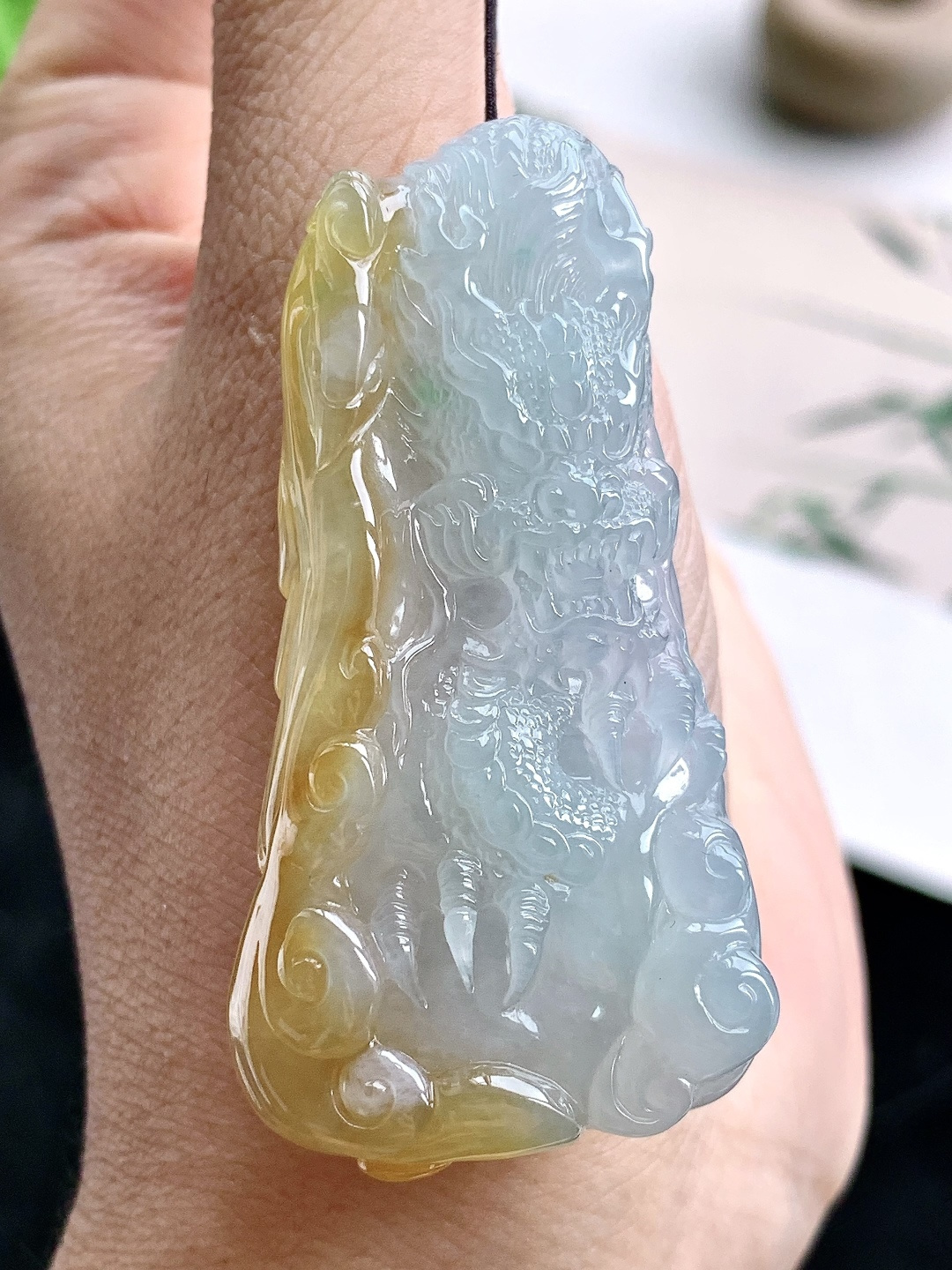 【裸石】️冰飘黄翡大龙牌吊坠 【说明】缅甸 性比高 厚装 【尺寸】57-28.4-9 【重量】27.2克