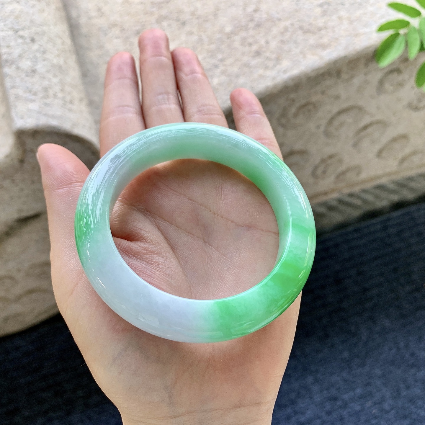 正圈55 56 圈口56.5/12.6/10.5 编码G7092030 辣阳绿，水润，种老，细腻，打灯有絮线