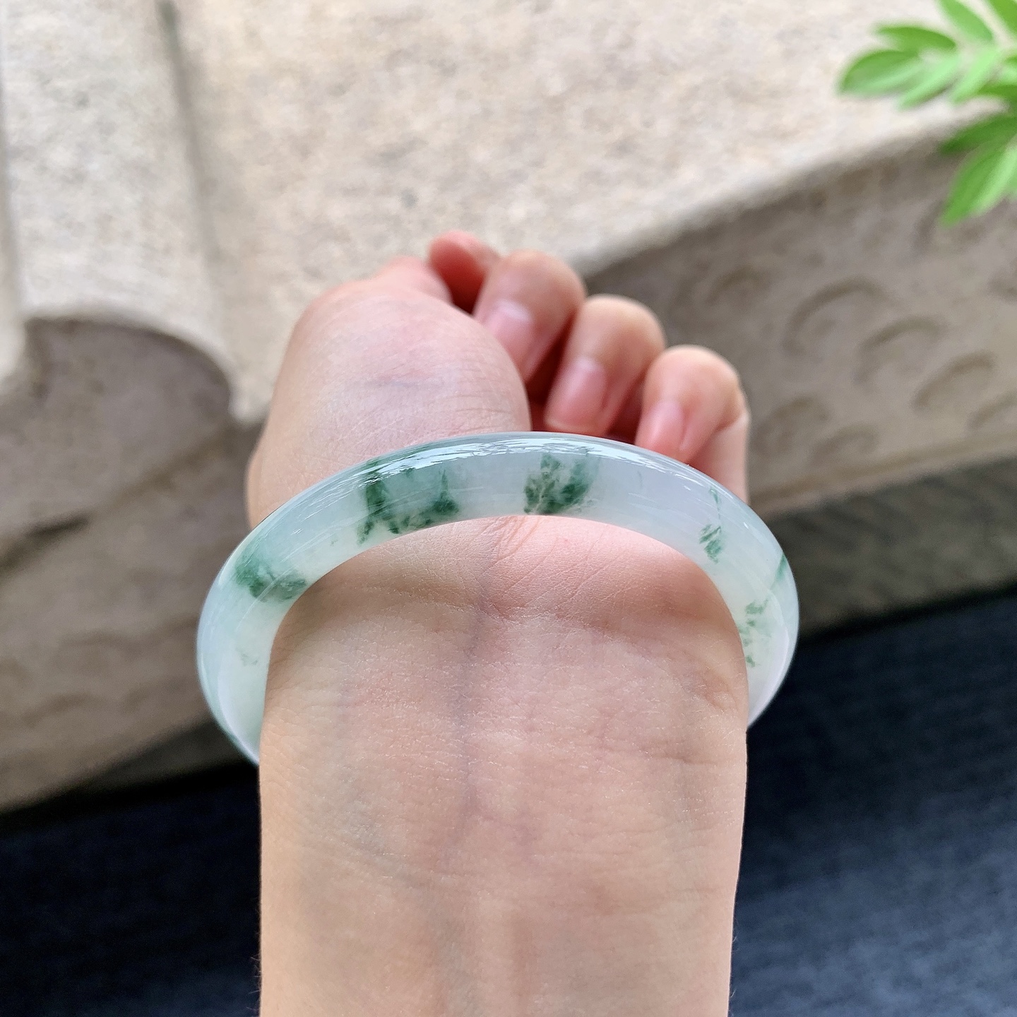 圆条51 52 圈口52.3/7.9/8.1 编码QX092412 冰糯飘花，水润，种老，细腻，无裂