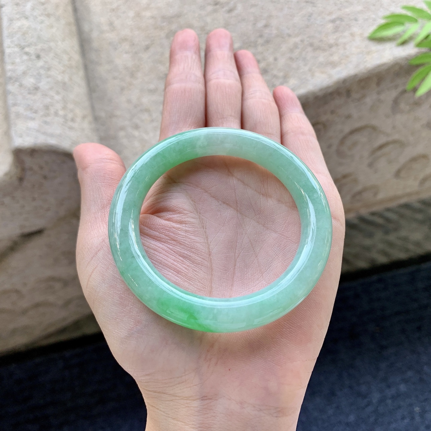 圆条50 51 圈口51.3/9.3/9.5 编码A1092119 飘绿，水润，种老，细腻，无裂