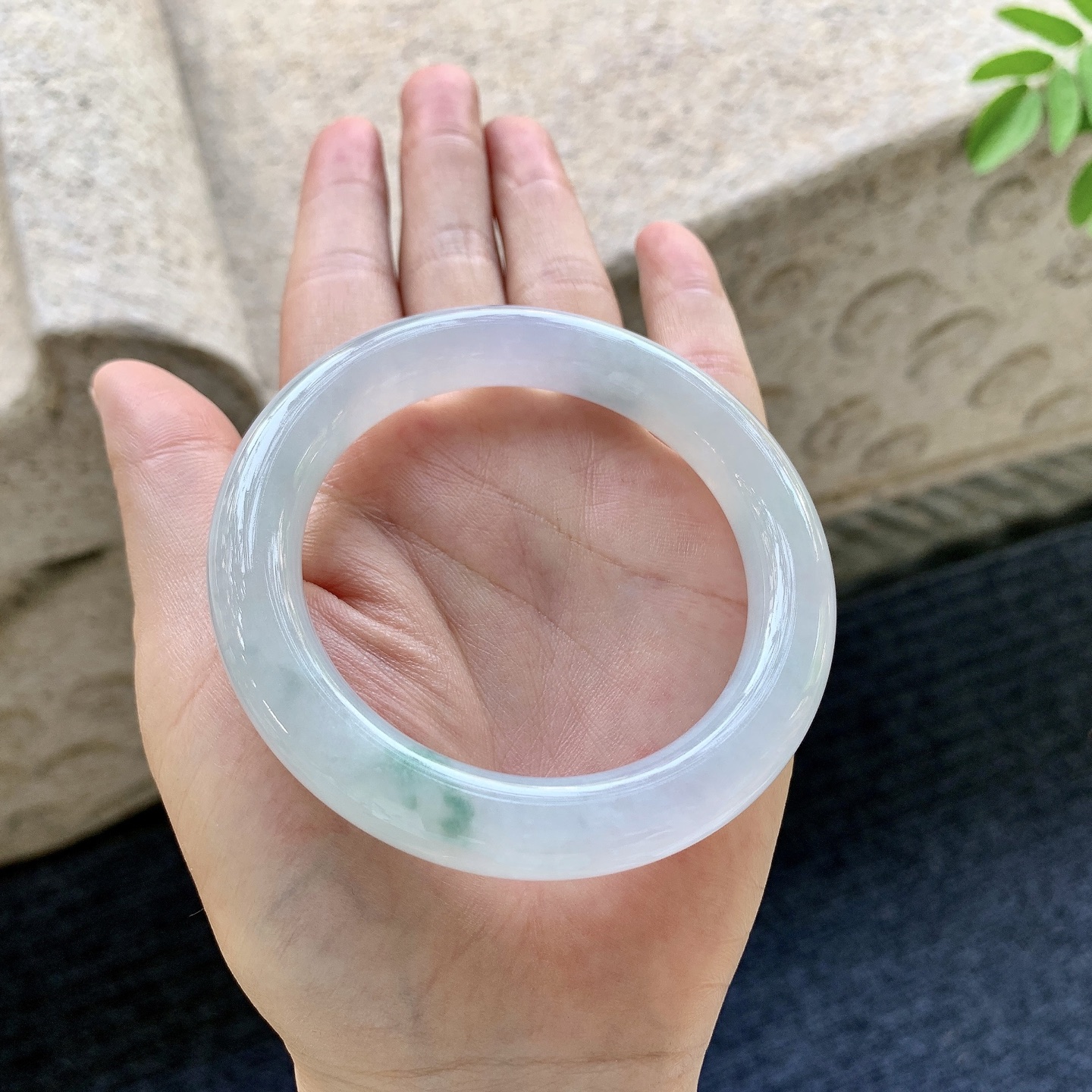 圆条54 55 圈口55/10.7/10.5 编码AD092010 糯冰淡紫底飘绿，水润，种老，细腻，打灯有棉纹