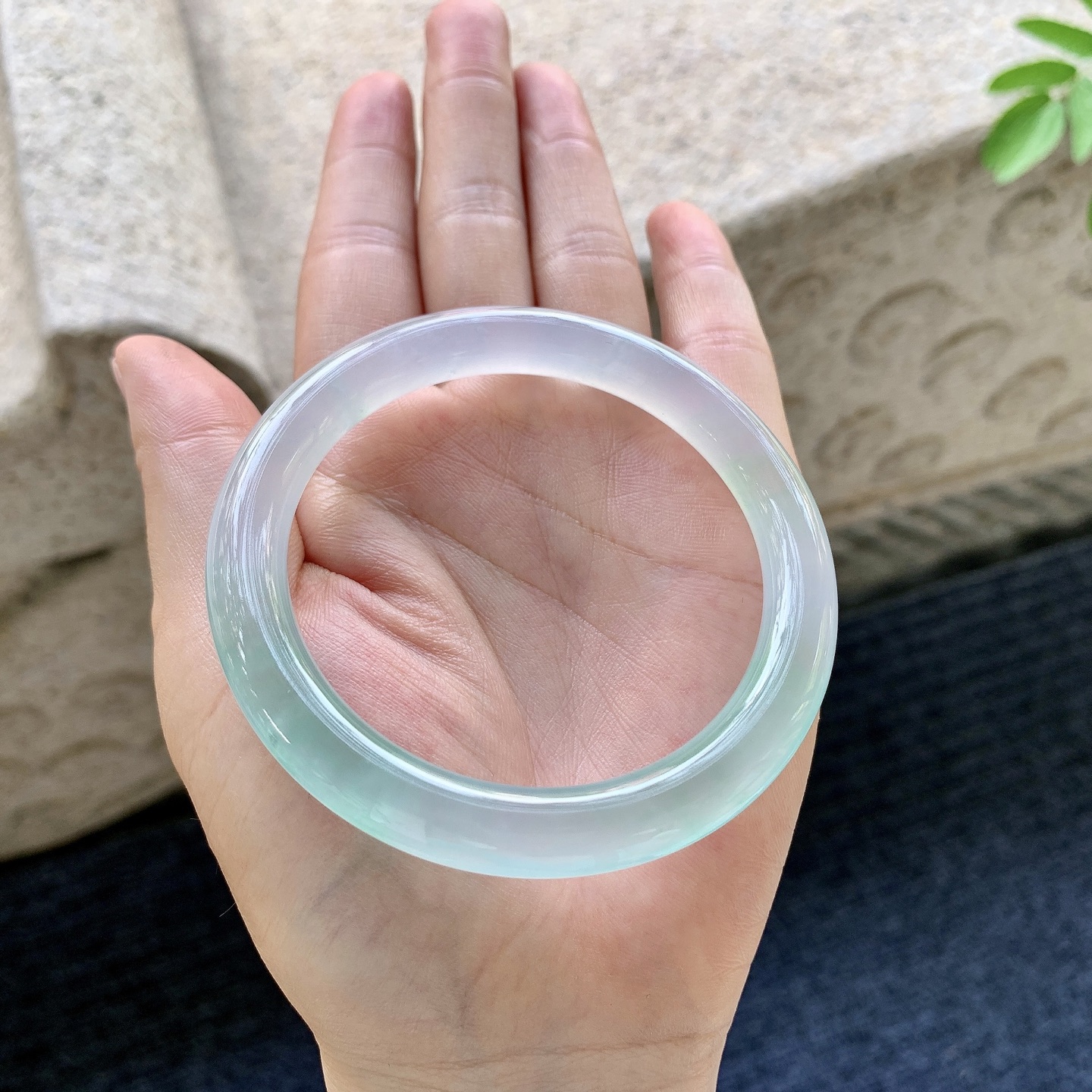 圆条56 57 圈口57/9/9 编码TR092028 冰种晴绿，起光，清透，水润，种老，细腻，打灯有纹线