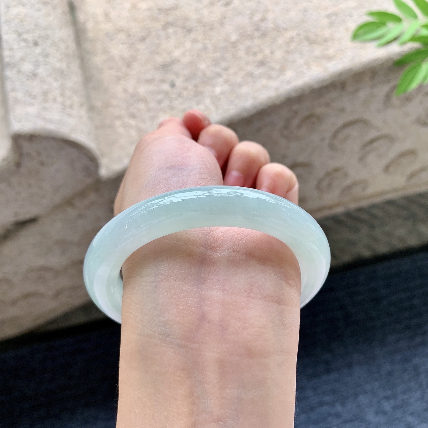 圆条54 55 圈口55.6/10.7/10.7 编码QX092414 糯冰晴绿，水润，种老，细腻，无裂