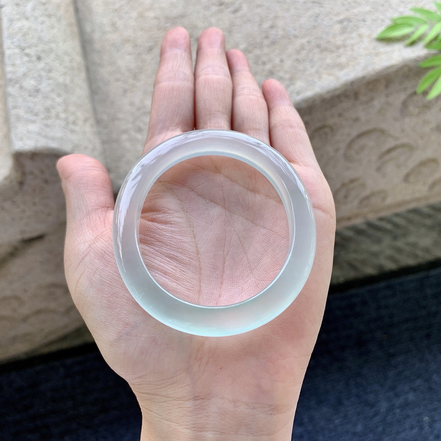 贵妃53 54 圈口54.6/47.5/8/7.5 编码QX092112 冰种淡绿，起荧光，水润，种老，打灯有絮线