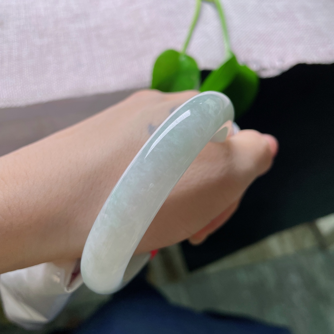 58.9/12.6/8.2，绿底正圈，皮纹，素圈简约大方，摒弃繁复雕饰，主打干净耐看的日常风格。ss57742a