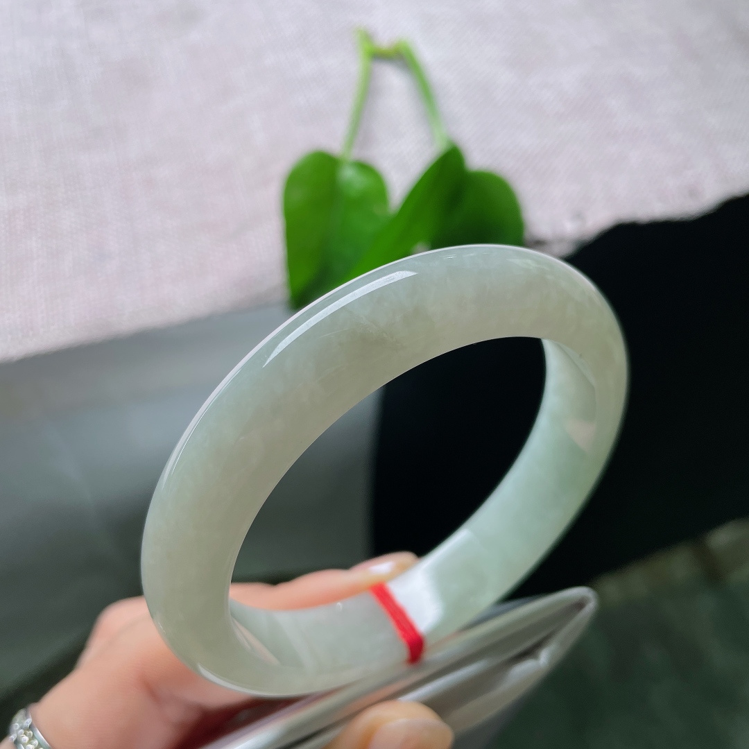 58.6/12.6/8.8，绿底正圈，有纹，玉质细腻温润，水头温润透亮，镯身泛着淡淡的柔光，触感温润如玉。ss57746a