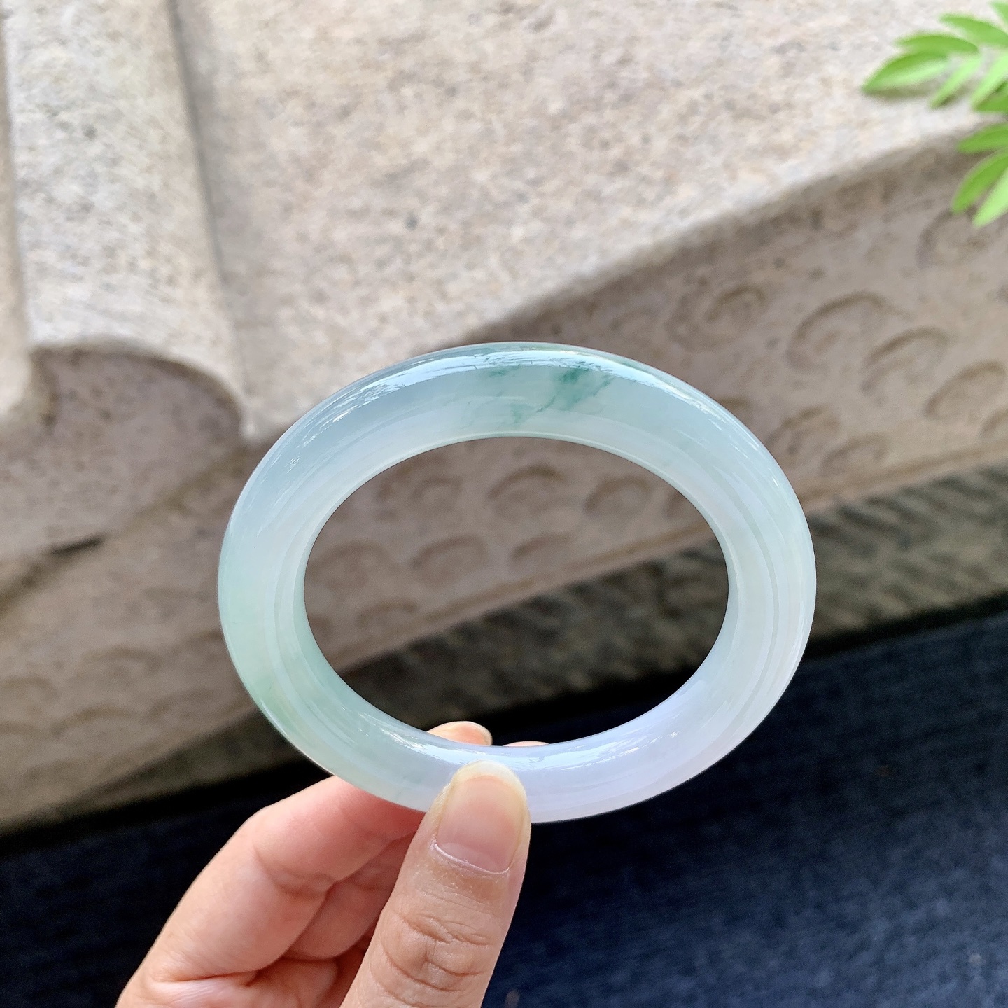 圆条55 56 圈口56.2/10.4/10.5 编码FL092117 糯冰飘花，水润，种老，细腻，打灯有棉线