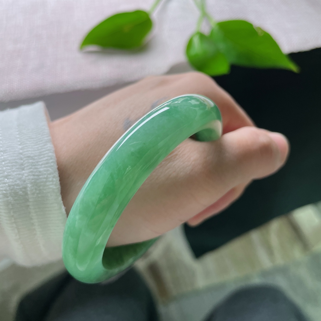 54.9/12/8.2绿底正圈，水润细腻，腕间有玉，岁月从容。皮纹，ss56620a