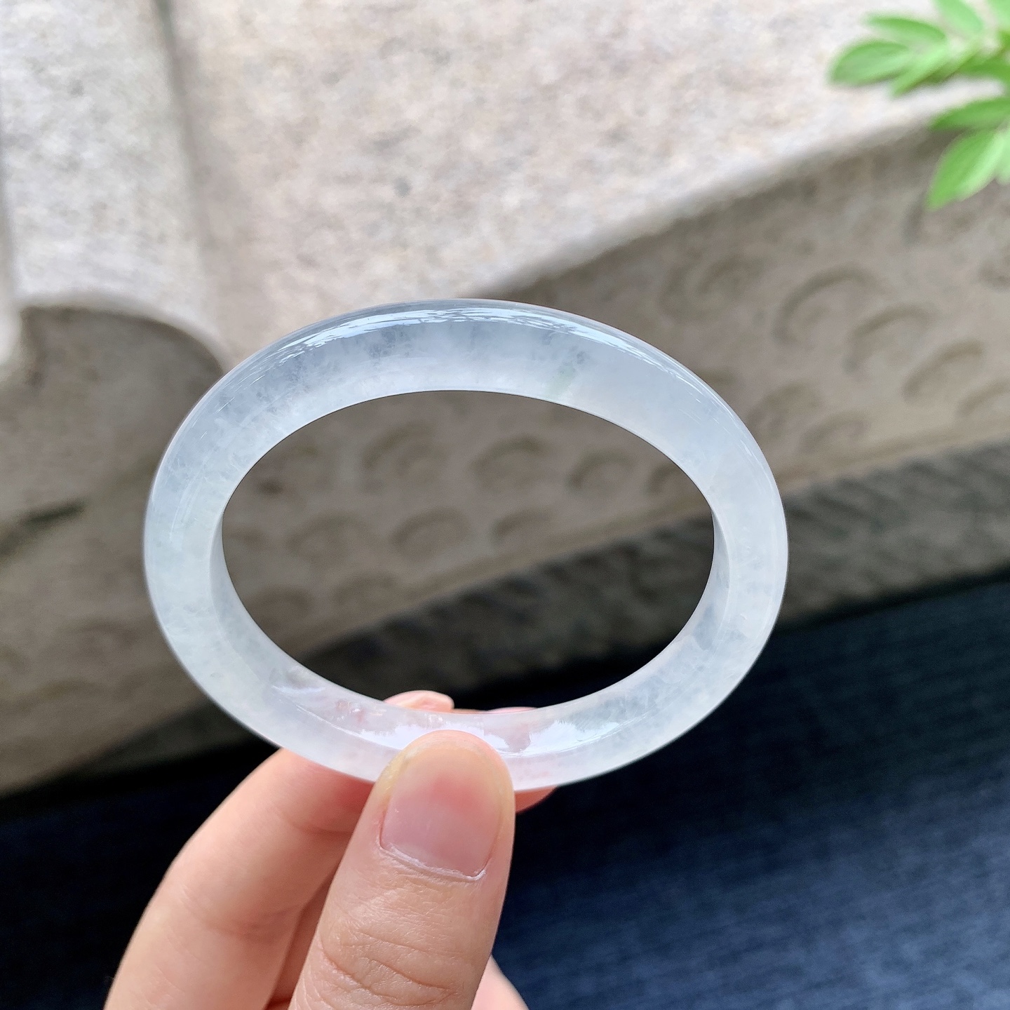 贵妃52 53 圈口53.5/46/8.8/7.3 编码DZ092401 白冰，水润，种老，细腻，打灯有纹线