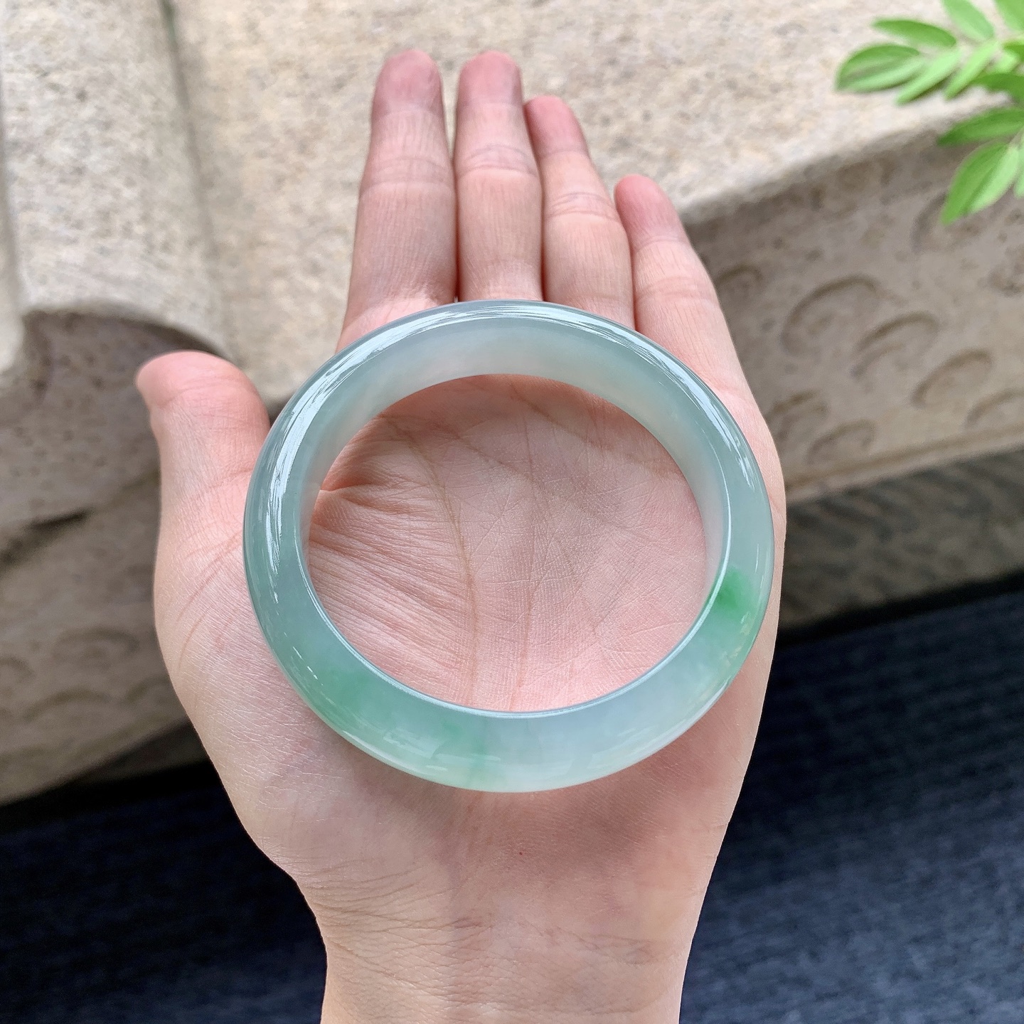 正圈52 53 圈口53.2/12.4/7.8 编码AD092415 糯冰飘绿，水润，种老，细腻，打灯有纹线