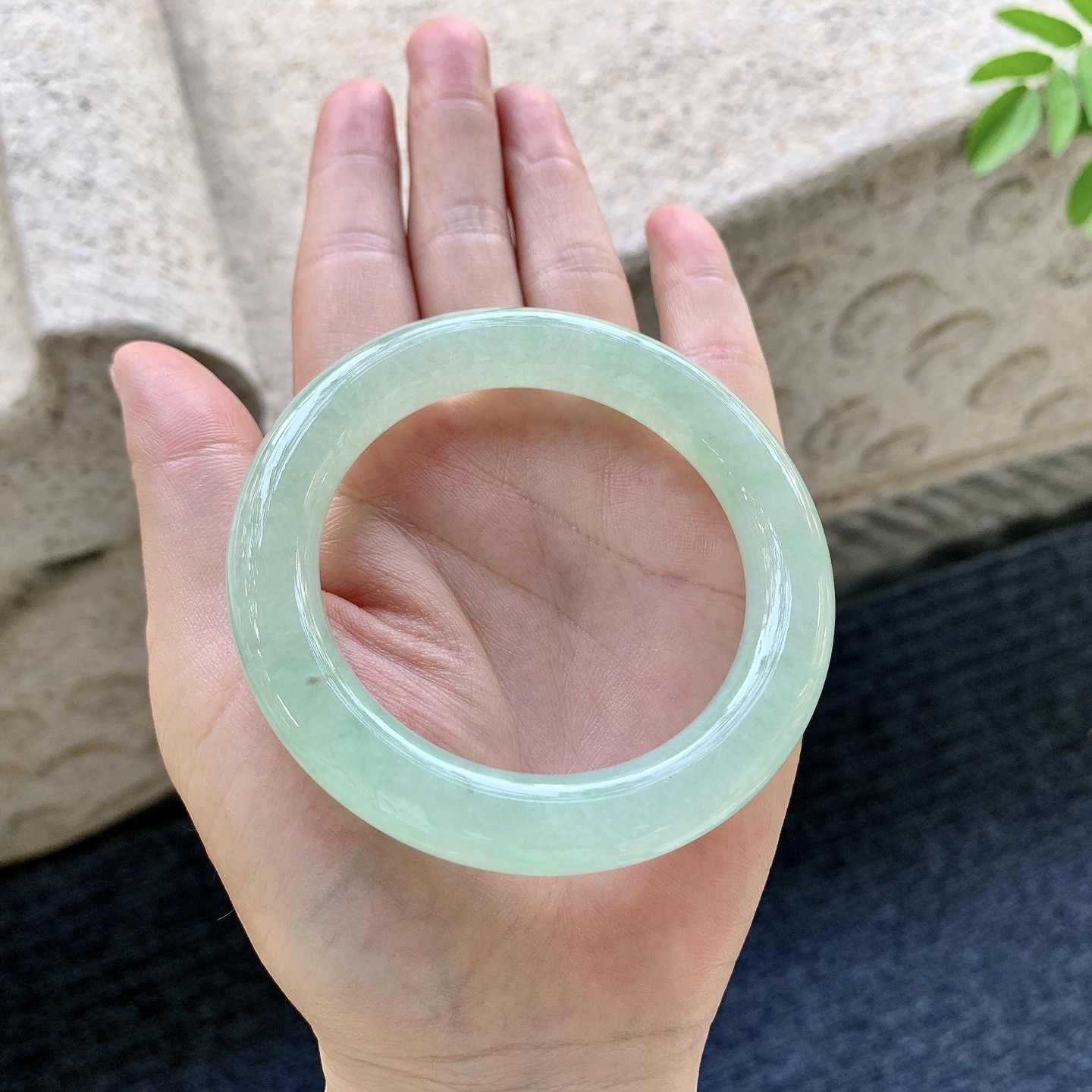 圆条52 53 圈口53.8/10.6/10.6 编码BA092018 糯冰淡绿，水润，种老，细腻，打灯有棉线