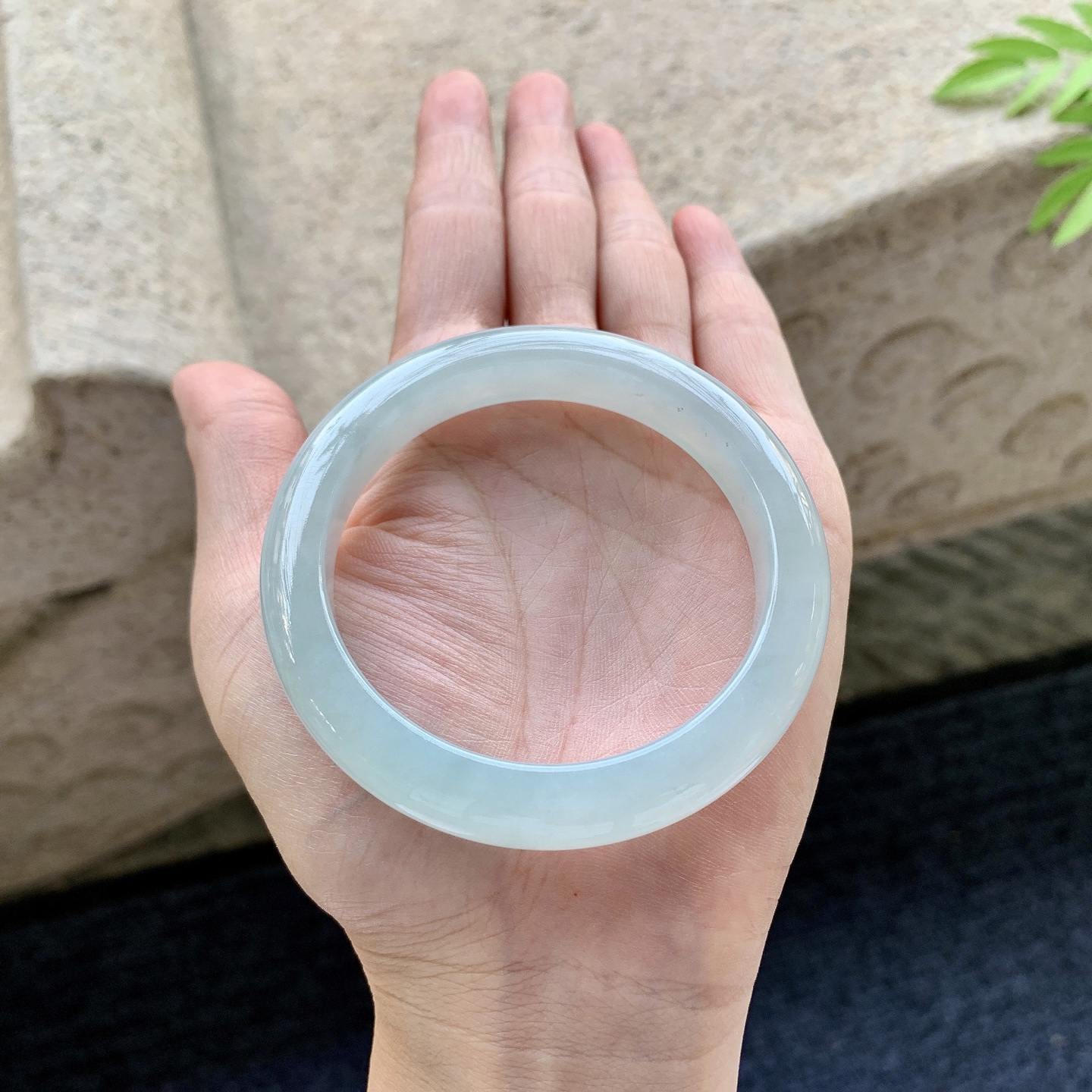 正圈53 54 圈口54.6/10.4/8.4 编码DZ092116 糯冰底色，水润，种老，细腻，无裂