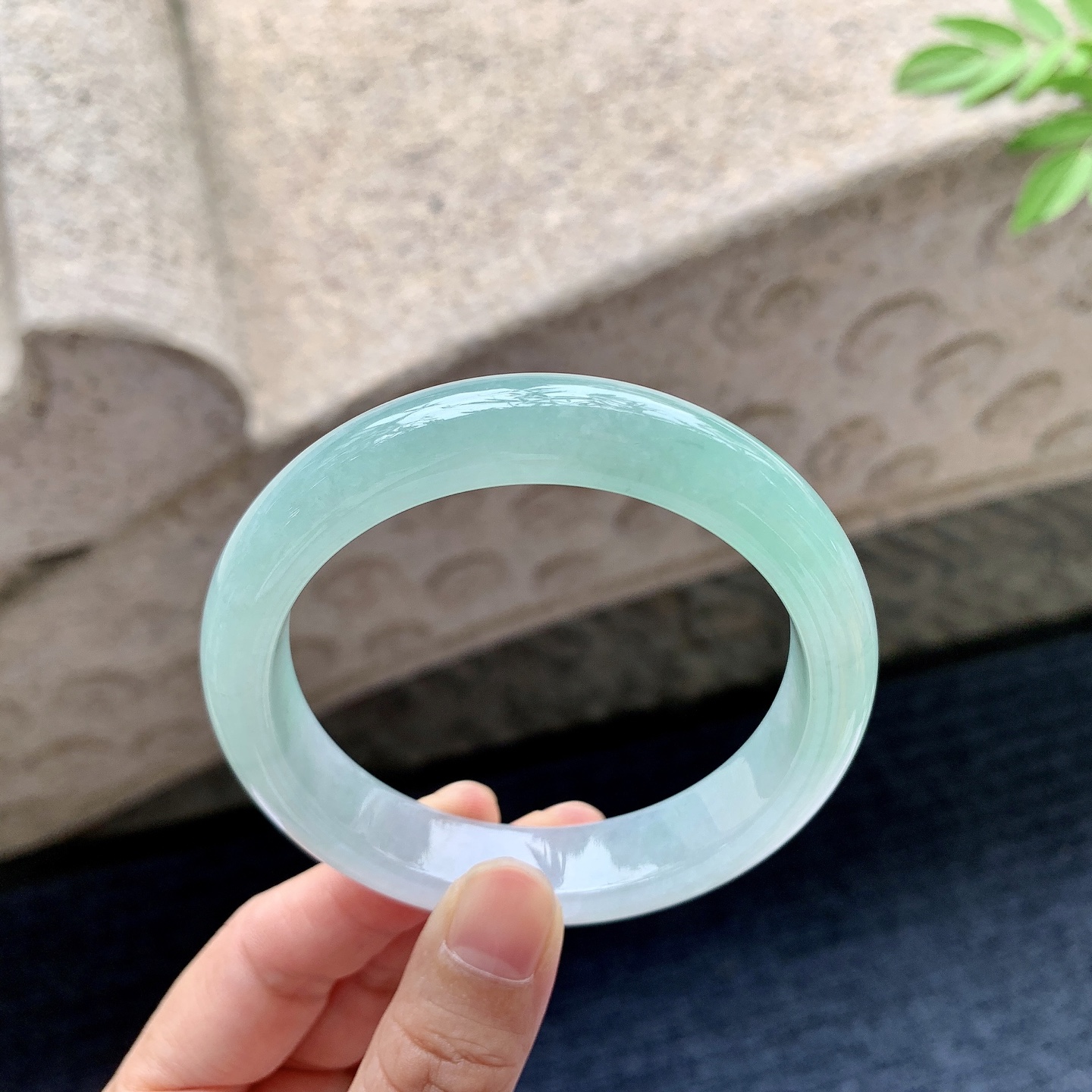 正圈55 56 圈口56.5/12.4/8.4 编码AD092439 糯冰飘绿，水润，种老，细腻，打灯有棉线