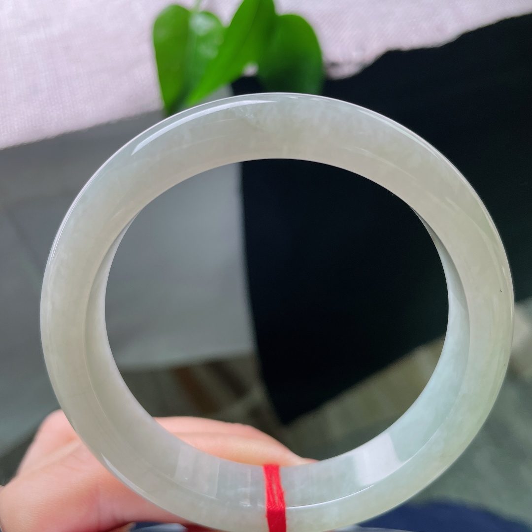58.6/12.6/8.8，绿底正圈，有纹，玉质细腻温润，水头温润透亮，镯身泛着淡淡的柔光，触感温润如玉。ss57746a