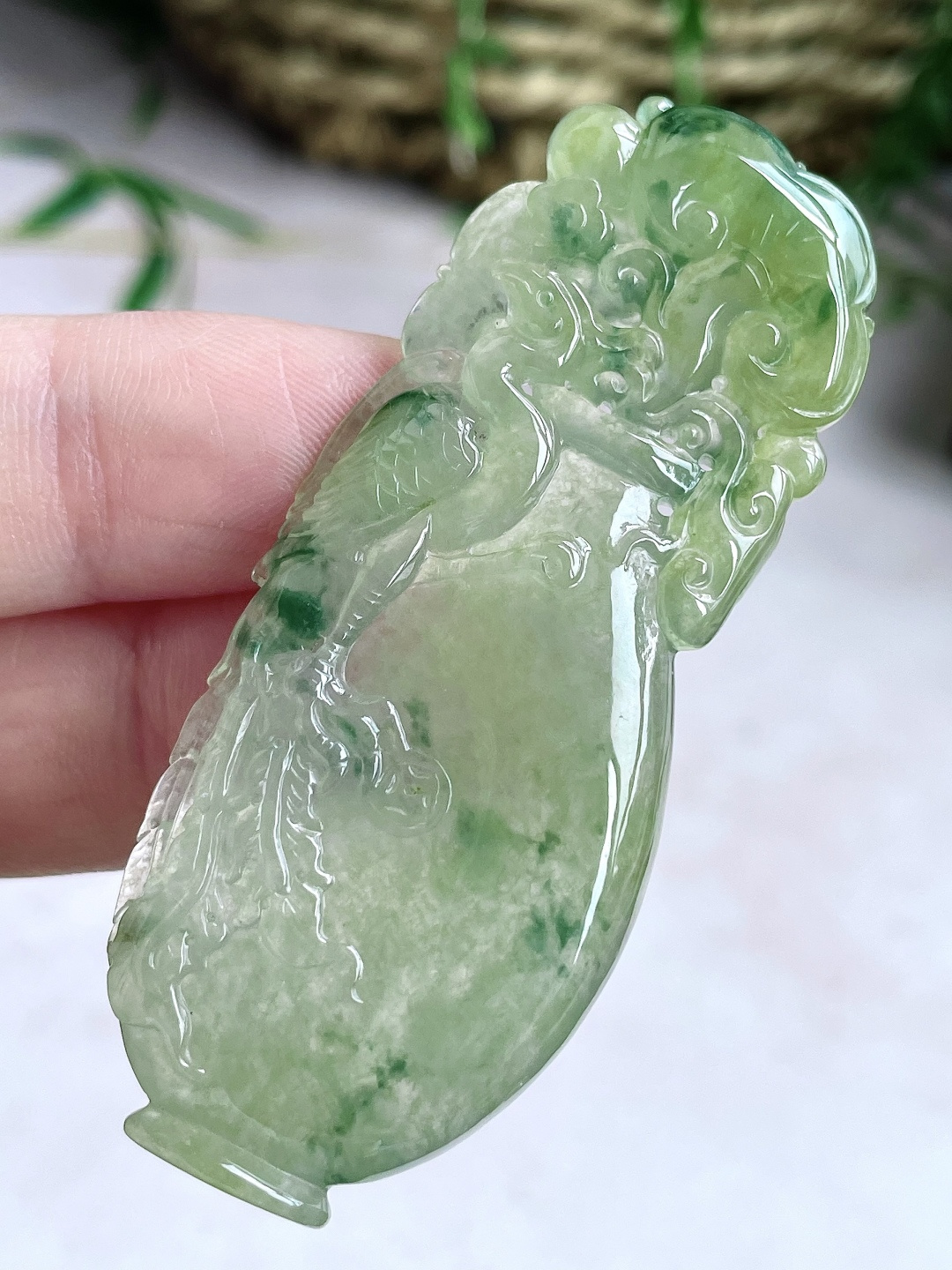 【裸石】冰黄翡飘花凤凰如意宝瓶吊坠 【说明】缅甸 无裂 性比高 【尺寸】62.2-25.7-5.5 【重量】20克