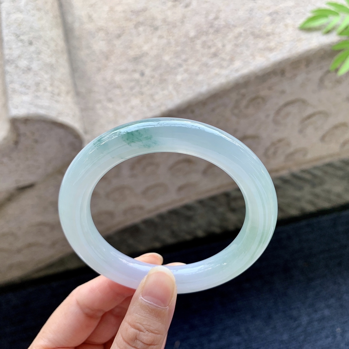 圆条55 56 圈口56.2/10.4/10.5 编码FL092117 糯冰飘花，水润，种老，细腻，打灯有棉线