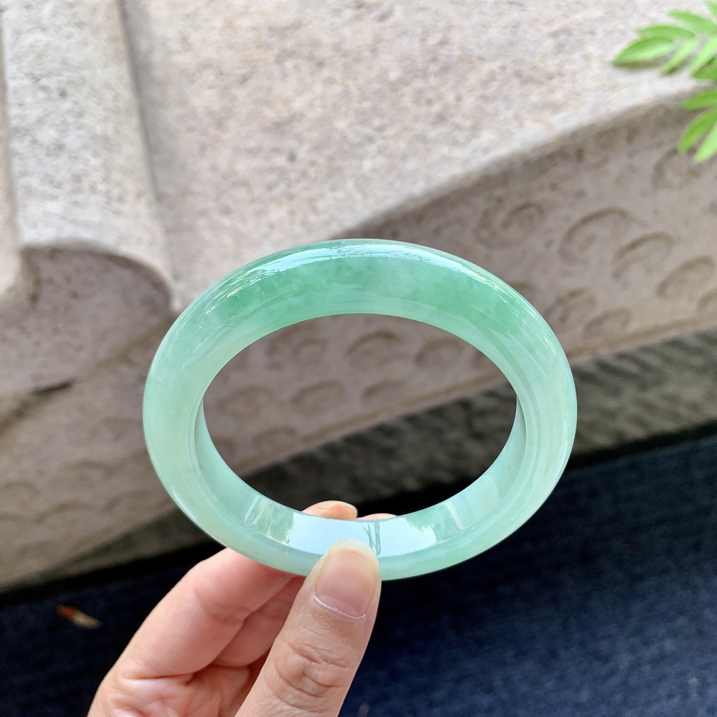 正圈59 60 圈口60/12.3/10 编码GL092122 糯冰飘绿，水润，种老，细腻，打灯有棉线