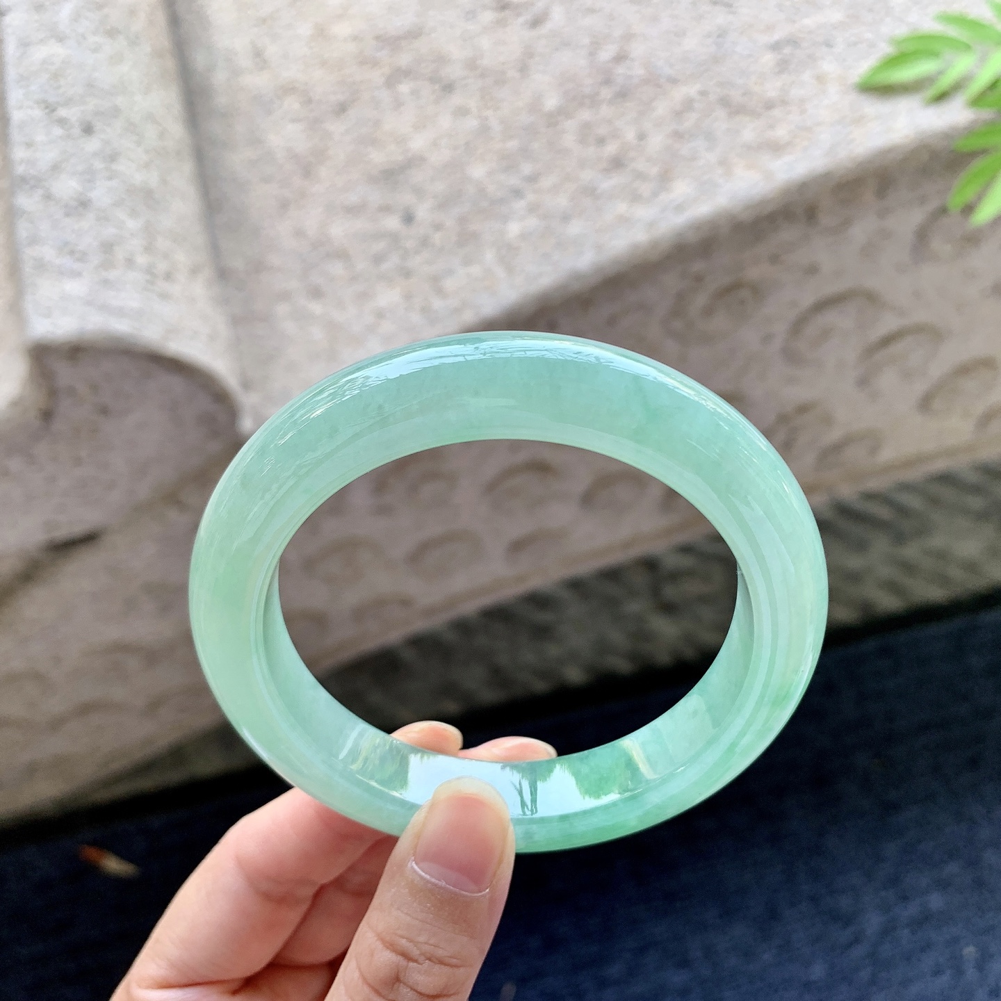 正圈59 60 圈口60/12.3/10 编码GL092122 糯冰飘绿，水润，种老，细腻，打灯有棉线
