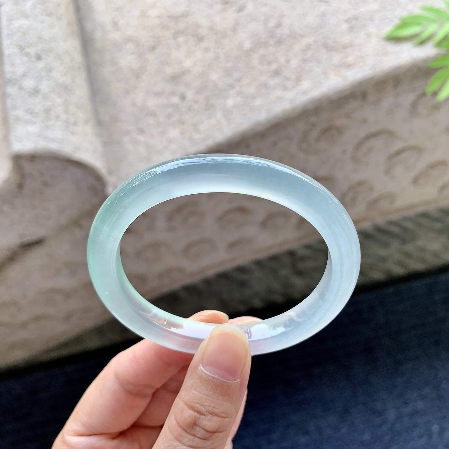 贵妃53 54 圈口54.6/47.5/8/7.5 编码QX092112 冰种淡绿，起荧光，水润，种老，打灯有絮线