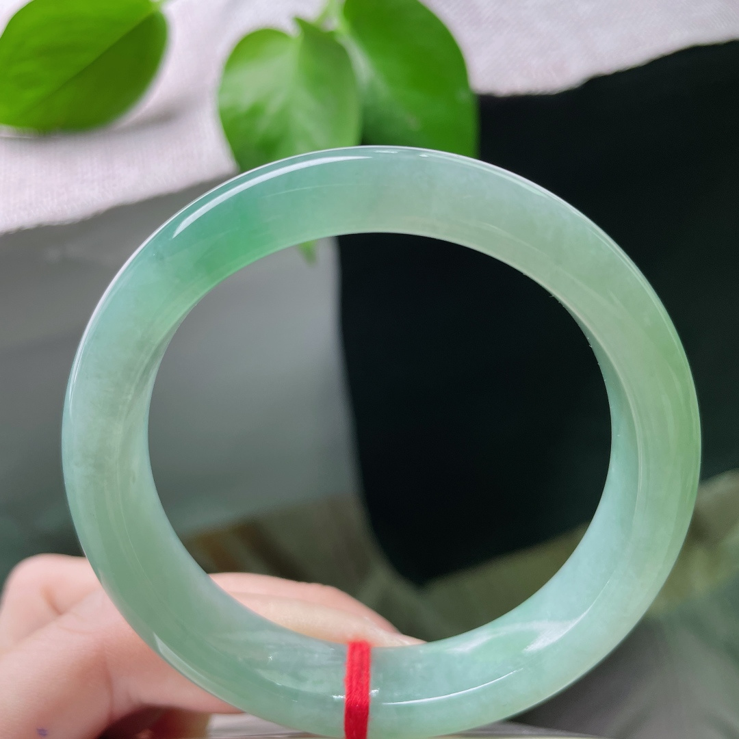 56/12.3/8.2，绿底正圈，水润细腻，种老，上手是触得到的柔滑，贴肤不凉，久戴愈润。一点皮纹，
