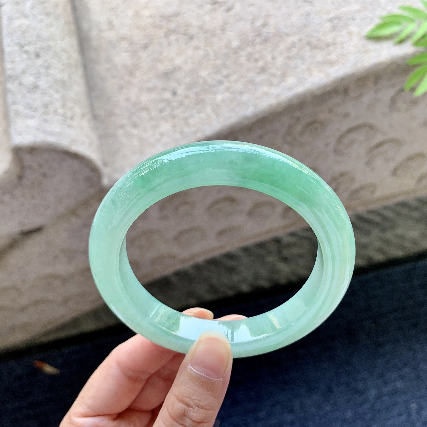 正圈59 60 圈口60/12.3/10 编码GL092122 糯冰飘绿，水润，种老，细腻，打灯有棉线