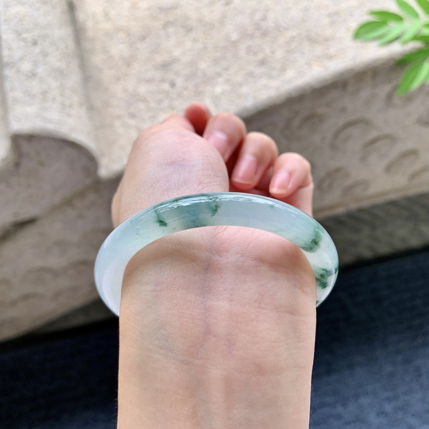 圆条51 52 圈口52.3/7.9/8.1 编码QX092412 冰糯飘花，水润，种老，细腻，无裂