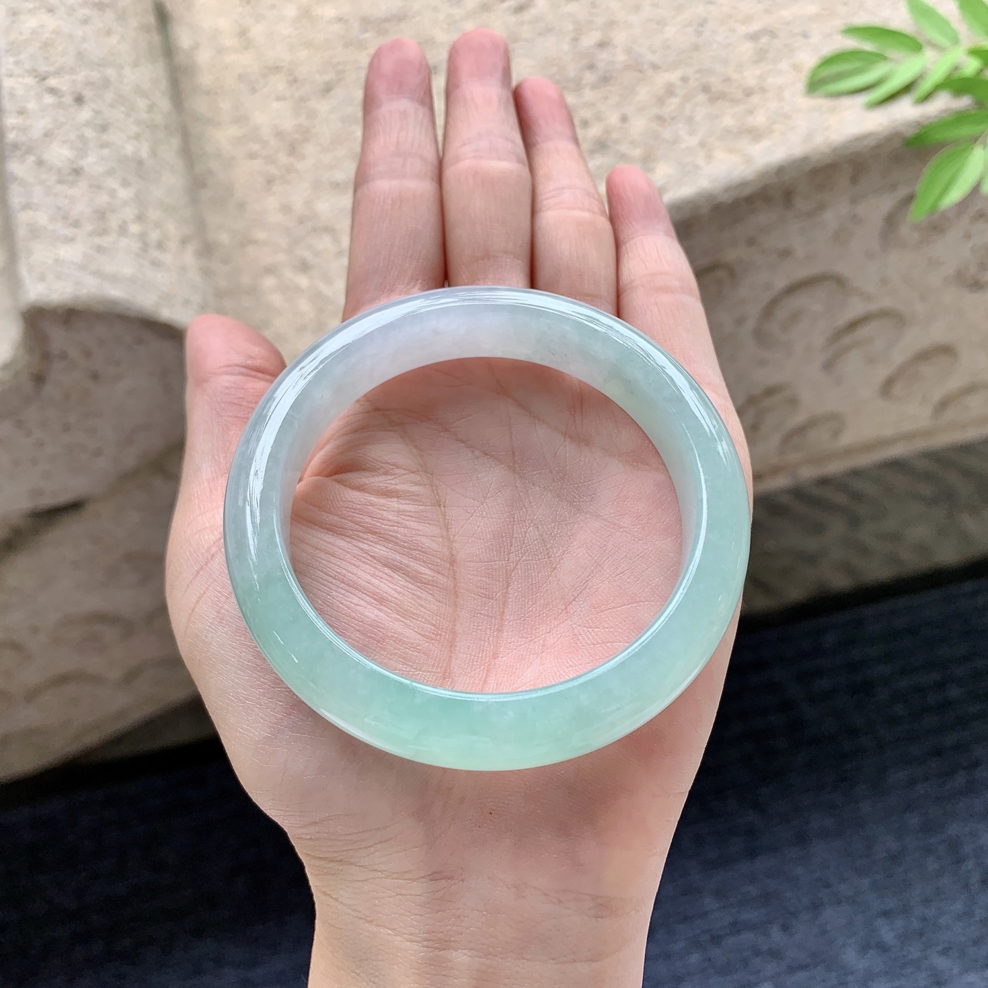 正圈55 56 圈口56.5/12.4/8.4 编码AD092439 糯冰飘绿，水润，种老，细腻，打