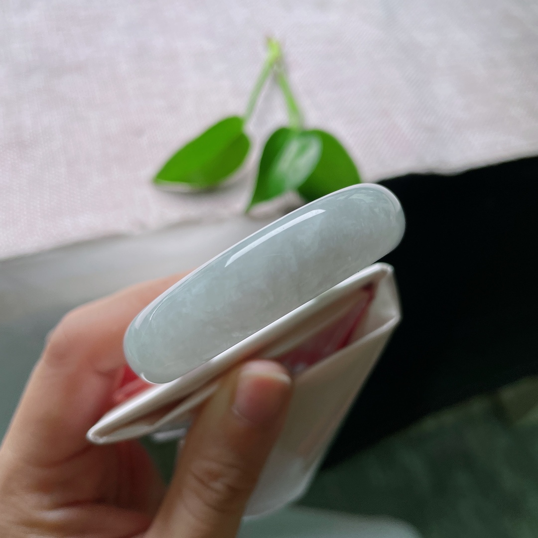 50.4（44）12.8/6.6，飘绿贵妃，晶体，玉料温润绵密细腻，淡翠清新不张扬，素面简约大方，流露干净柔和天然玉石质感。ss59534a