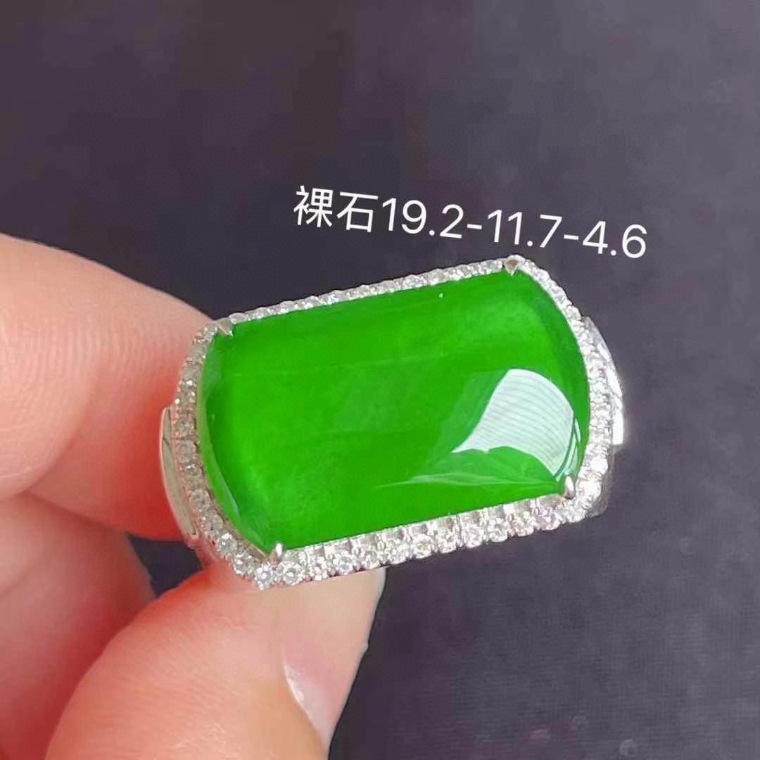 ️ 满色辣绿马鞍戒指 18k金钻镶 种好色艳 细腻感十足 品质杠杠滴 无裂