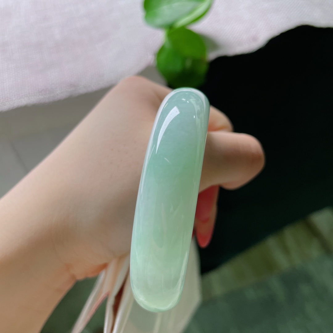 51.1/13.4/7.5，绿底正圈，皮纹，通体浅晴水清润透亮，色调干净柔和，自带夏日清爽感，上手清新脱俗。ss54932a